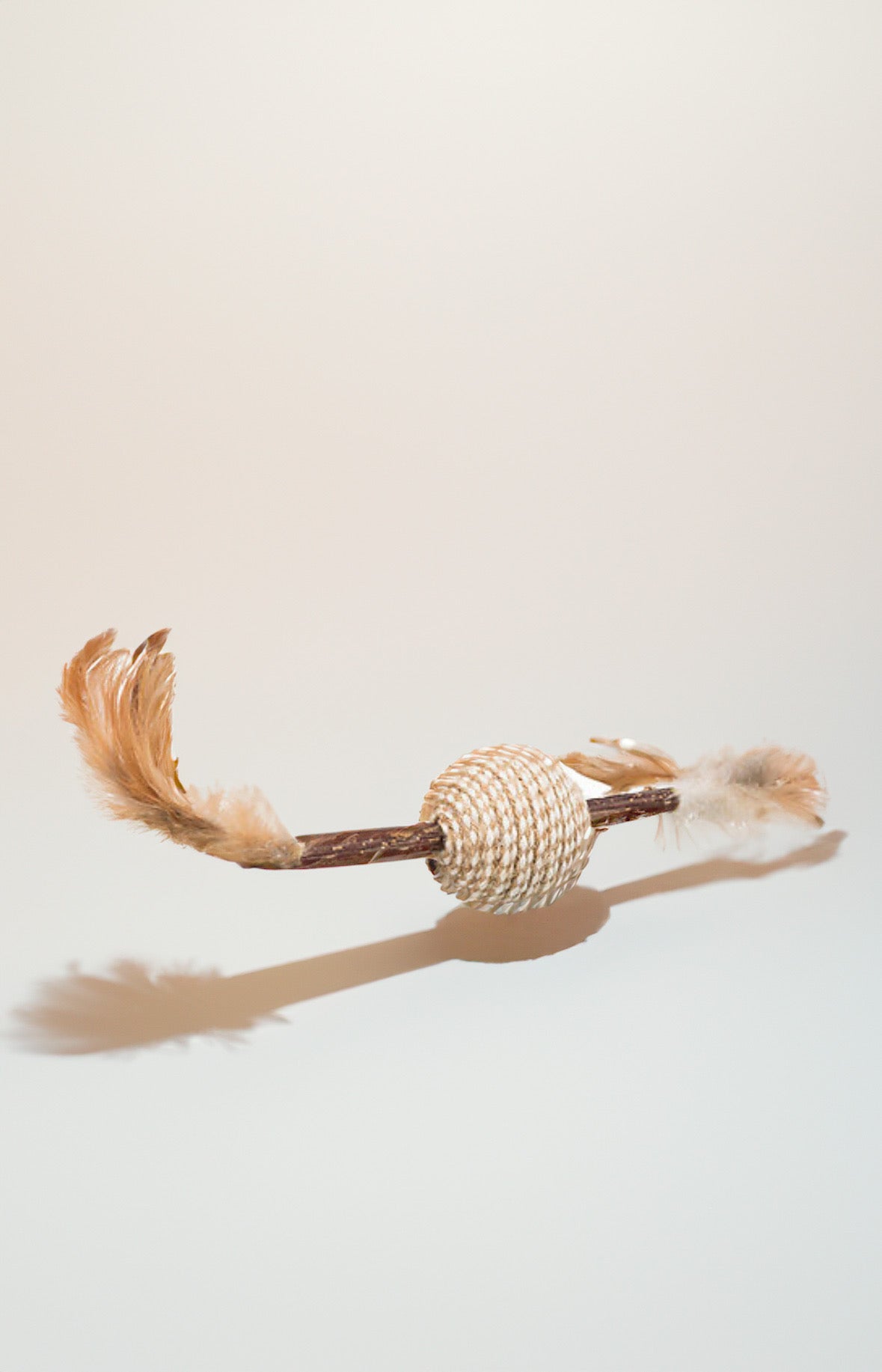 Stick MATATABI avec plumes + balle en jute
